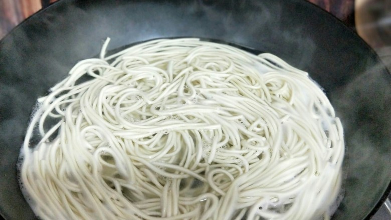 #劳动最光荣#青椒肉丝打卤面,煮面: 锅中加入清水,大火烧开后下面,将面煮熟烤出即可。