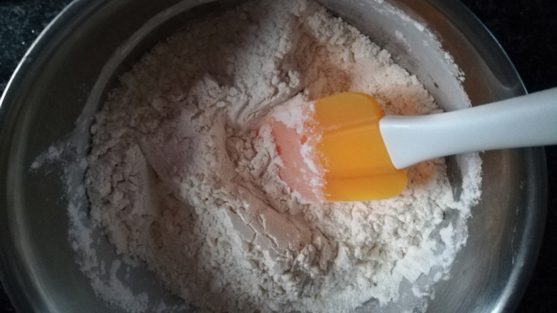 香蕉巧克力味的华夫饼,翻拌均匀后静置20分钟以上,我是放了快一个小时。