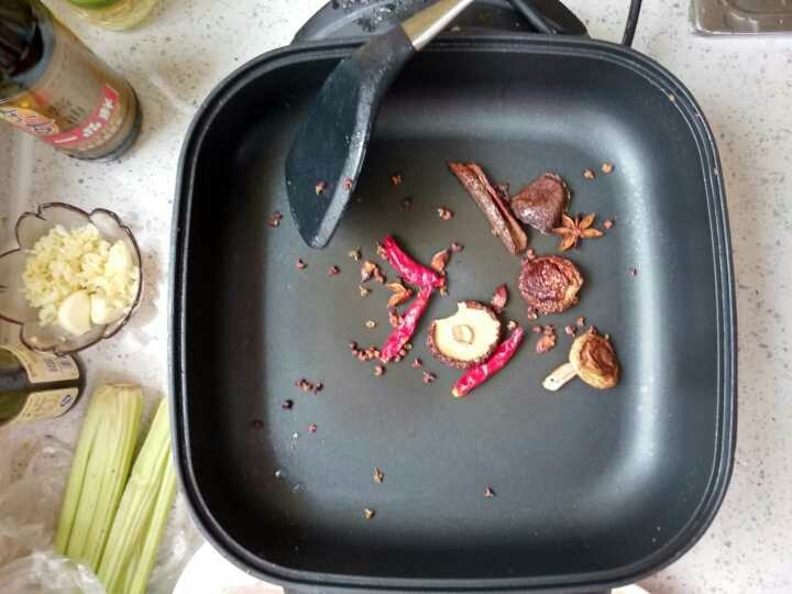 酱香焖牛肉,不粘锅加热,干锅加入香料小火煸炒。