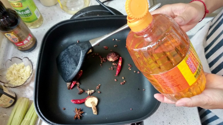 酱香焖牛肉,加入少许<a style='color:red;display:inline-block;' href='/shicai/ 849'>花生油</a>,继续煸炒。