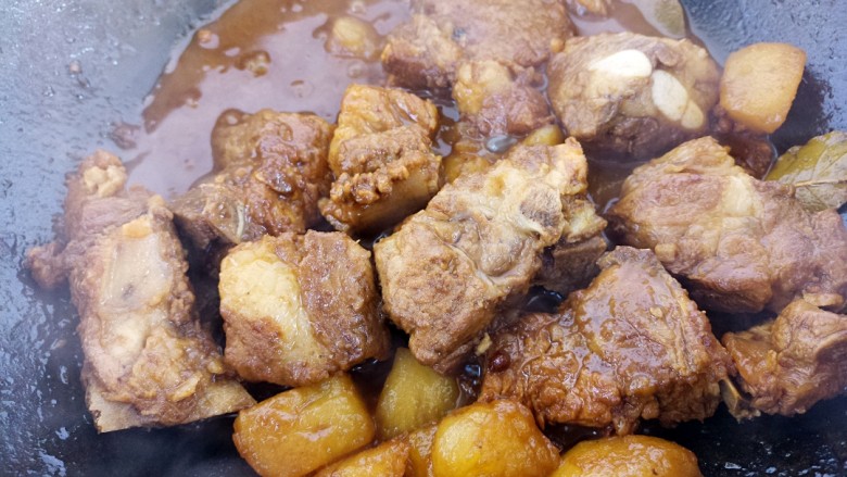 家常排骨烧土豆,再炖5分钟,收汁即可