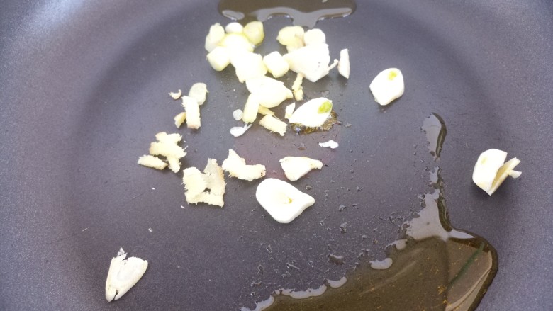 菠菜鸡蛋汤,锅里热油,爆香葱姜蒜