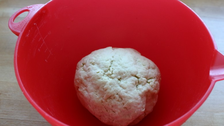 西葫芦鸡肉煎饺,用过滤出的西葫芦汁将面和成团,放置一边饧一会。注:根据水分的多少决定面粉的用量。