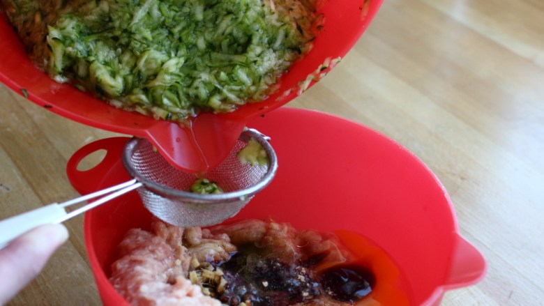西葫芦鸡肉煎饺,4.将肉泥调味加入盐、<a style='color:red;display:inline-block;' href='/shicai/ 10588'>糖</a>、<a style='color:red;display:inline-block;' href='/shicai/ 724'>胡椒</a>、<a style='color:red;display:inline-block;' href='/shicai/ 788'>生抽</a>、<a style='color:red;display:inline-block;' href='/shicai/ 762'>老抽</a>、蠔油、葱、姜、鸡蛋、油,还有西葫芦水汁。注:一般拌馅都要打水,但是西葫芦爱出水,肉泥里再打水,最后你根本就包不起来了。因此就要逼干西葫芦水分,前面我们已经用了西葫芦水汁和了面团,现在又冒出了一些,就加到肉泥里,让肉吸收。