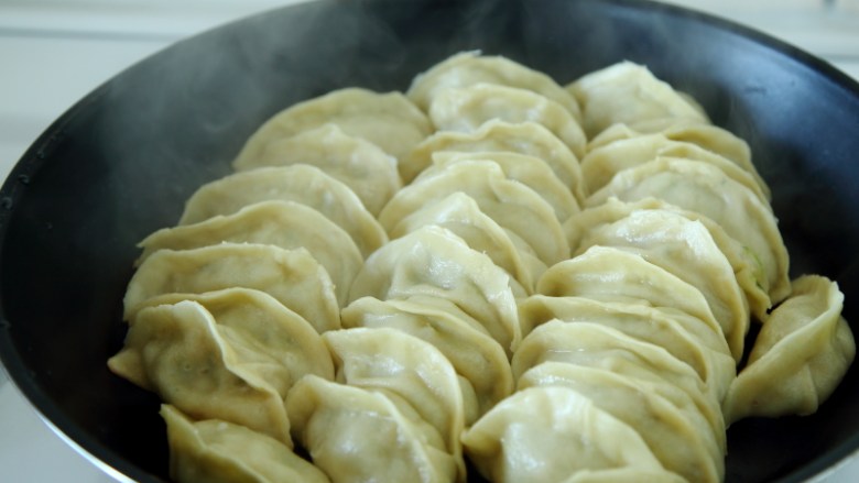 西葫芦鸡肉煎饺,锅里水干了,就煎好了,约5-7分钟。