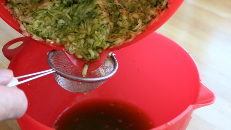西葫芦鸡肉煎饺,2.将杀出的西葫芦汁过滤出待用。