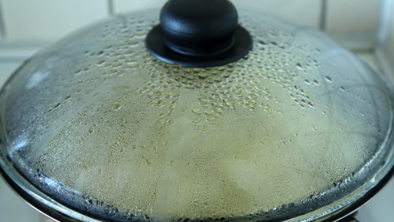 西葫芦鸡肉煎饺,淋点水、盖锅、中火煎。