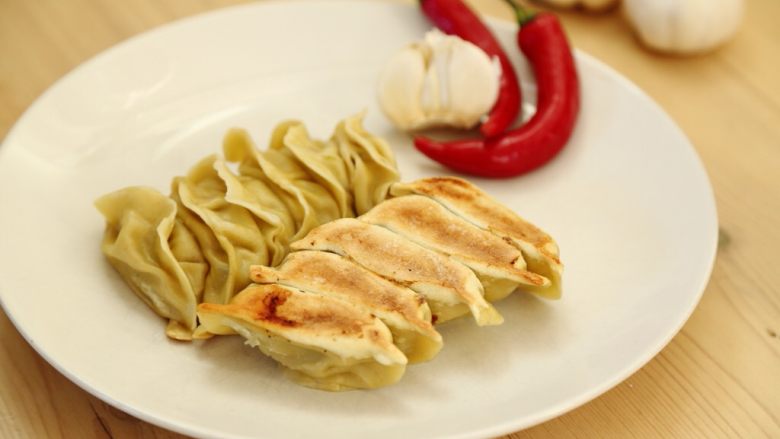 西葫芦鸡肉煎饺,淡绿色的饺子皮是不是很诱人啊?