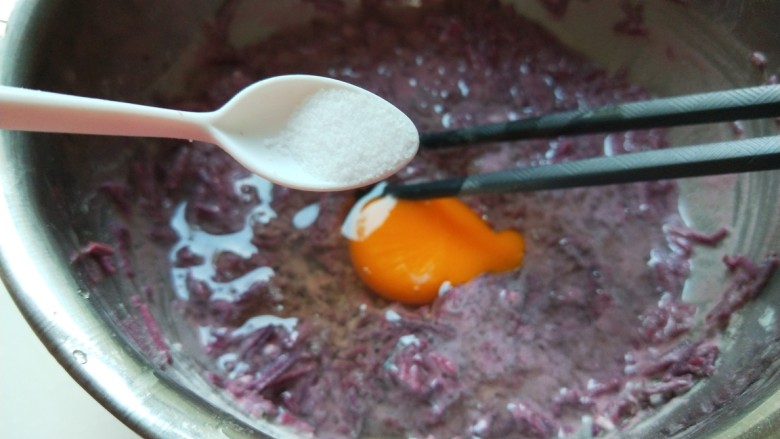 紫薯鸡蛋饼,加入一克盐,加适量水调成糊。