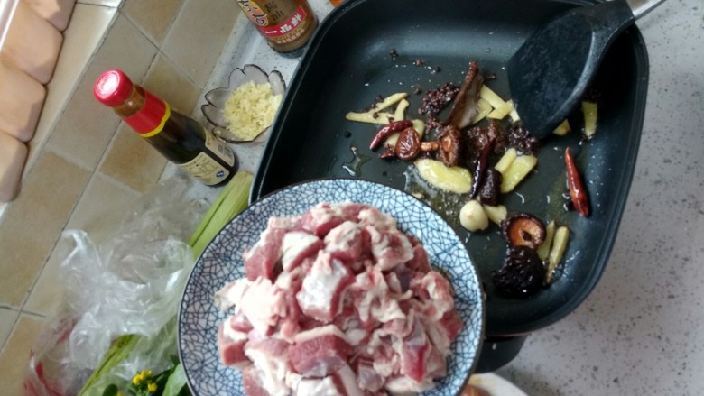 酱香焖牛肉,改大火倒入牛肉块,不断翻炒。