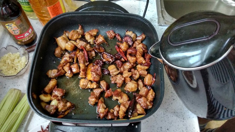 酱香焖牛肉,倒入开水,刚刚没过牛肉即可,改火让水沸腾起来即可关火。