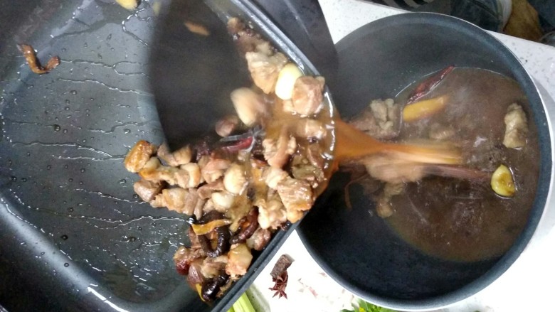 酱香焖牛肉,将牛肉和汤汁都倒入电压力锅中,盖上锅盖,调上闹钟,用煮饭功能煮15-20分钟即可。