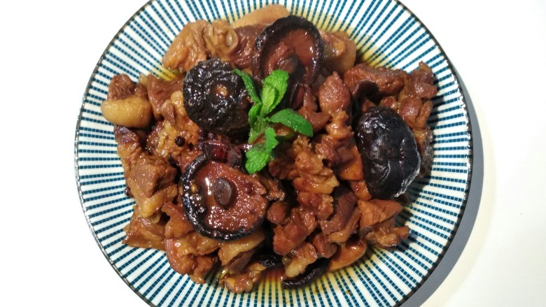 酱香焖牛肉,最后盛出装盘,顶部用<a style='color:red;display:inline-block;' href='/shicai/ 91614'>薄荷叶</a>装饰。