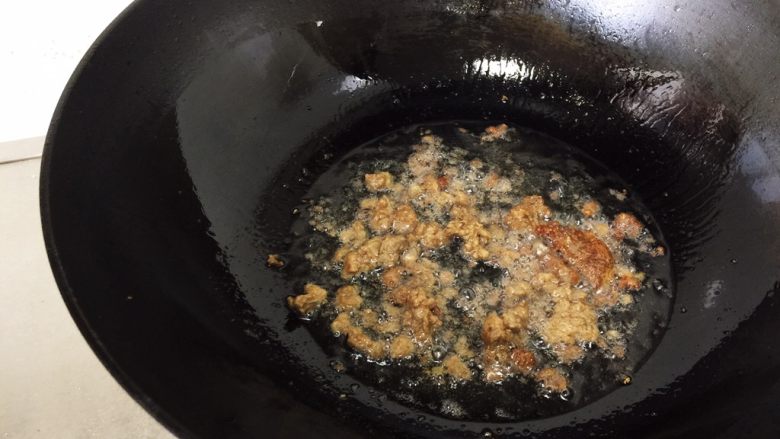 八珍玉米面窝头,热锅烧油,先炒牛肉粒