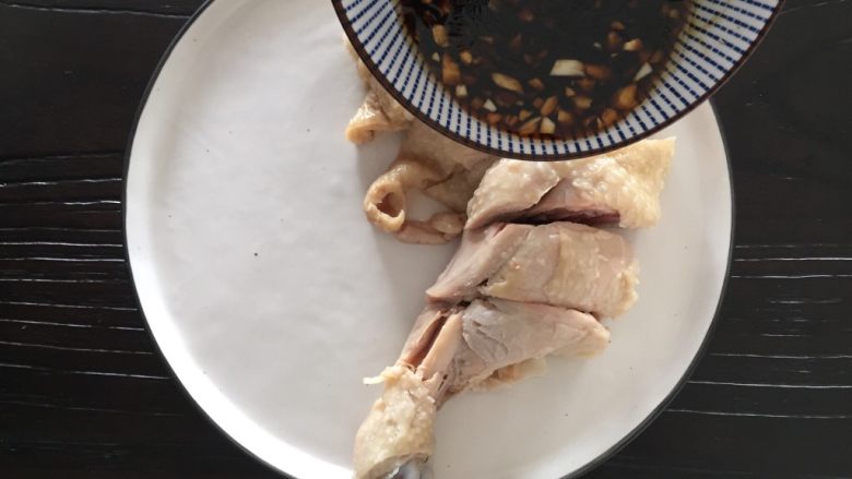 简易白切鸡,摆入盘中,均匀浇洒料汁