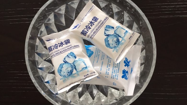 简易白切鸡,冰袋放入凉白开中,制成冰水备用