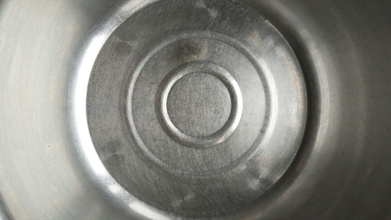 没有电子秤也可以做的一口酥,取一个大盆。