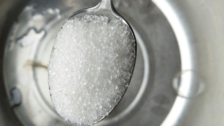 没有电子秤也可以做的一口酥,放<a style='color:red;display:inline-block;' href='/shicai/ 10588'>糖</a>，平时的汤匙8-11勺，爱吃甜的就放11勺，不爱甜的8勺就行了。