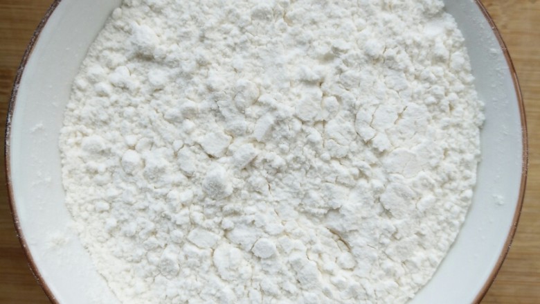 没有电子秤也可以做的一口酥,取低粉，平时的碗一碗。