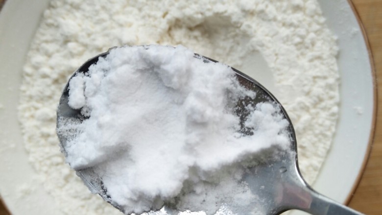 没有电子秤也可以做的一口酥,加半勺小苏打，将小苏打和低粉混合。