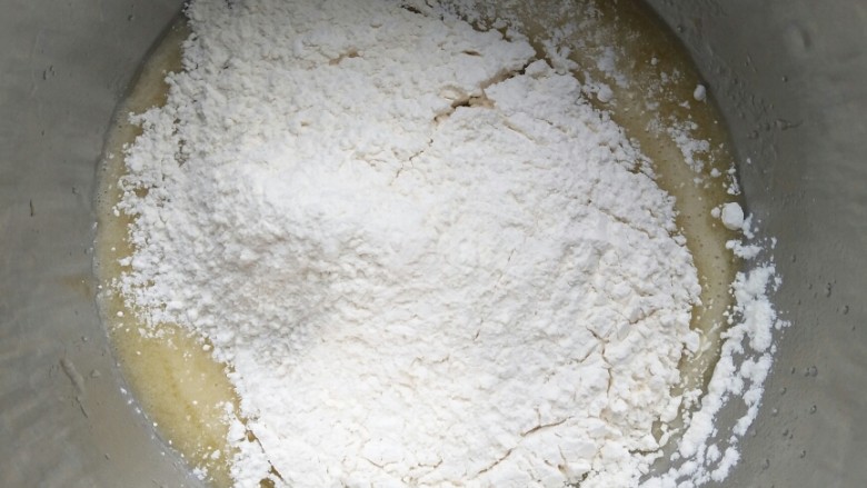 没有电子秤也可以做的一口酥,将低粉和小苏打过筛。