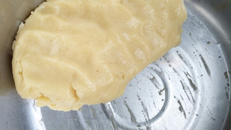 没有电子秤也可以做的一口酥,将食材混合。