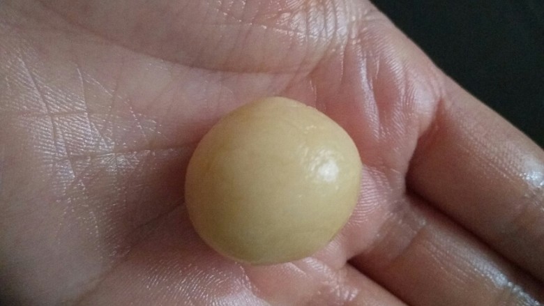 没有电子秤也可以做的一口酥,取适量面团，和平时的圆子大小就行了，大小是小时候玩的弹珠的1.5倍左右。