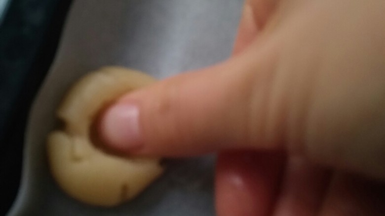 没有电子秤也可以做的一口酥,用拇指按压。