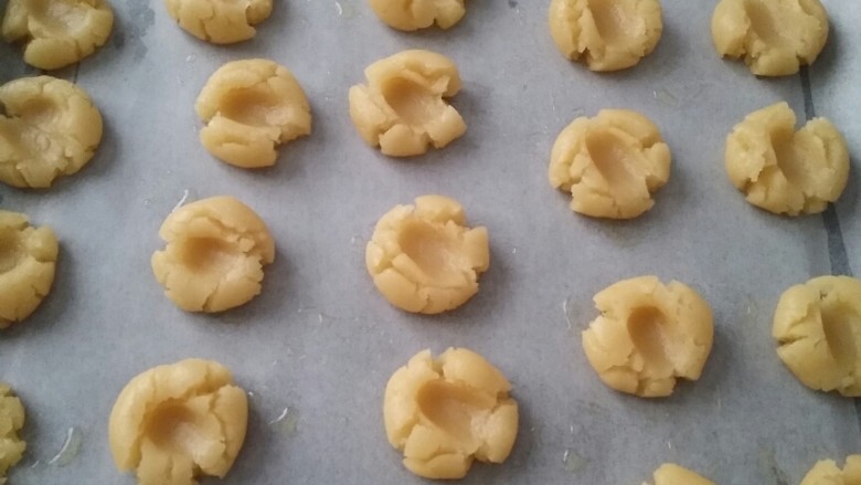 没有电子秤也可以做的一口酥,依次完成下面的面团，将饼干摆放整齐，注意要留些缝隙。