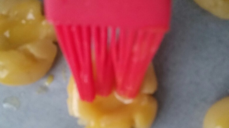 没有电子秤也可以做的一口酥,刷蛋液。