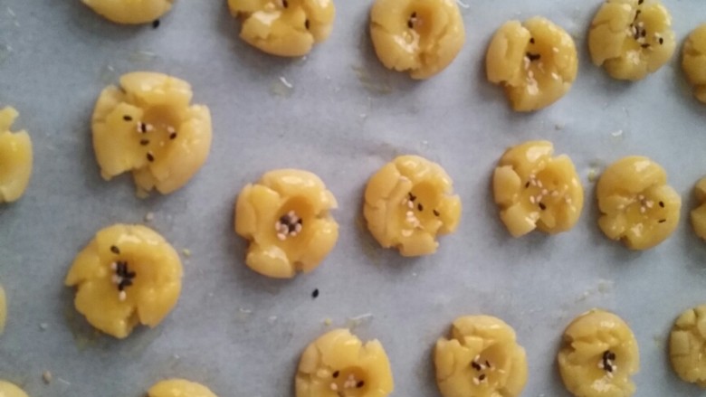 没有电子秤也可以做的一口酥,撒上<a style='color:red;display:inline-block;' href='/shicai/ 666'>芝麻</a>点缀，放入烤箱，170度30分钟。