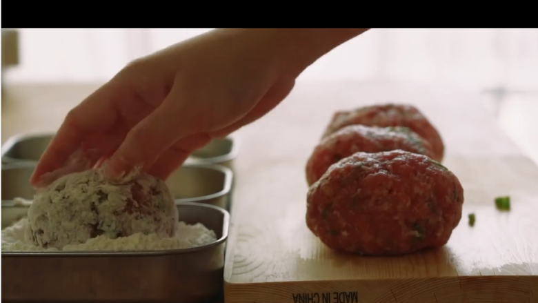 苏格兰蛋,裹好肉饼的鸡蛋先在面粉中滚一圈