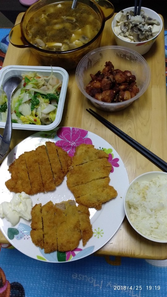 海派炸猪排,配上沙拉酱，或者辣酱油，销魂炸猪排上桌