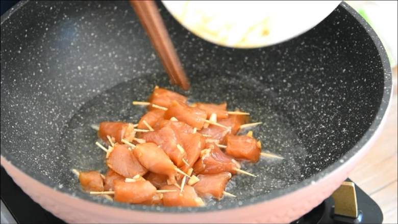 家常牙签肉,一口一个,好吃不脏手,油温7成热时入肉串。