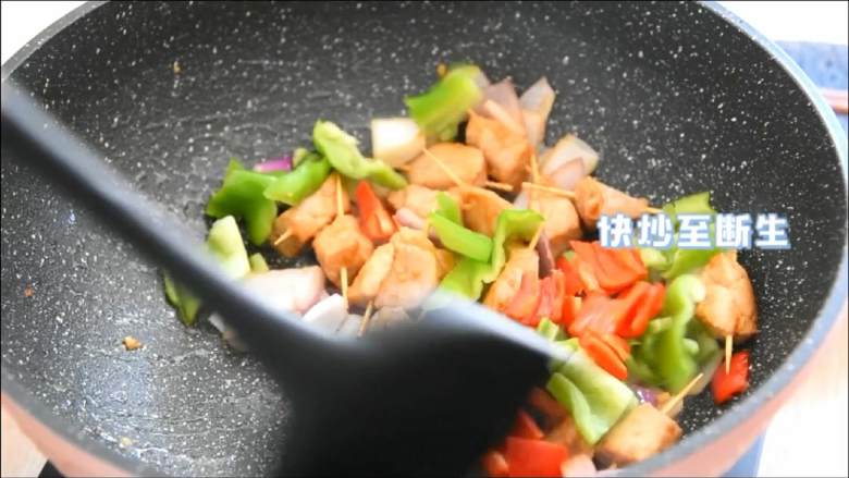 家常牙签肉,一口一个,好吃不脏手,下洋葱、青红椒块炒至断生。