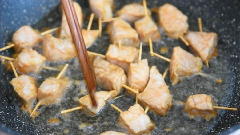 家常牙签肉,一口一个,好吃不脏手,中小火将肉煎至8分熟,煎完捞出备用。