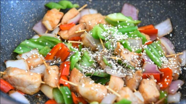 家常牙签肉,一口一个,好吃不脏手,加入1勺盐、1勺糖、孜然、白芝麻炒匀即可。