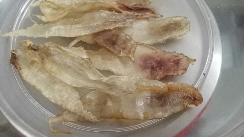 清炖鱼胶冻,第一次尝试,可以用15-20克鱼胶
我这里用的是几百元的大口赤嘴小公胶
估计以后会爱公胶越来越深哈