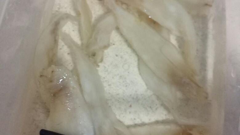 清炖鱼胶冻,泡开清洗干净后就养眼多了,瞬间都变成小白富美。
自己动手的小白美鱼胶胜过一切神仙水泡洗白的,没错←_←的