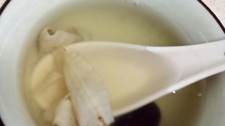 清炖鱼胶冻,胶肉缩小了,汤清清的,胶质呢,全在汤里呢!
快起锅是再放入适量的冰糖即可,先喝一碗热的花胶甜品。
真心不腥,新鲜的干货好鱼胶清炖都是汤水清才是好。
