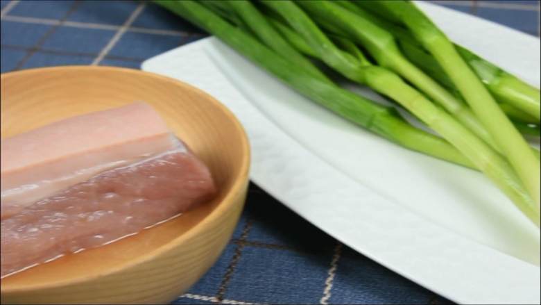 咸鲜美味,肥而不腻,快手又开胃的回锅肉,
『食材』
五花肉/姜片/料酒
青蒜/蒜片/豆瓣酱