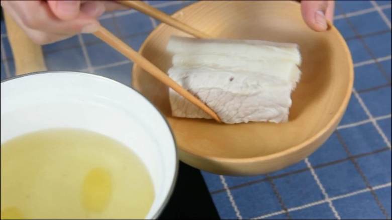 咸鲜美味,肥而不腻,快手又开胃的回锅肉,撇除浮沫,大火煮约10分钟捞出备用。