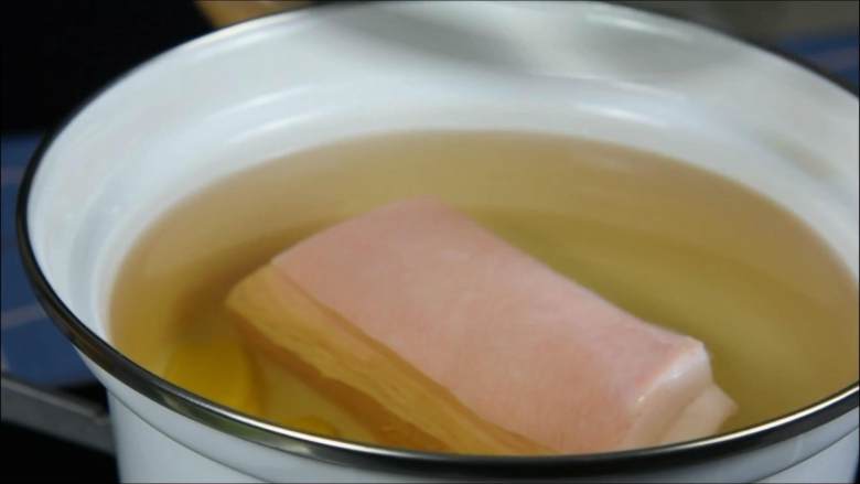 咸鲜美味,肥而不腻,快手又开胃的回锅肉,五花肉冷水下锅,加入姜片、料酒后开煮。