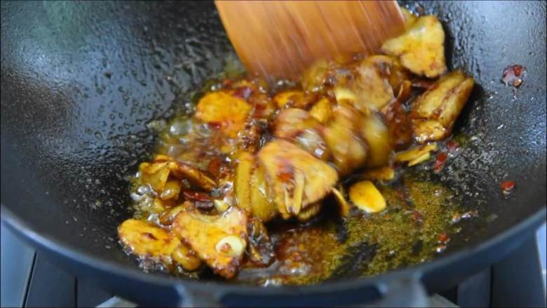 咸鲜美味,肥而不腻,快手又开胃的回锅肉,下蒜片、五花肉、豆瓣酱翻炒。