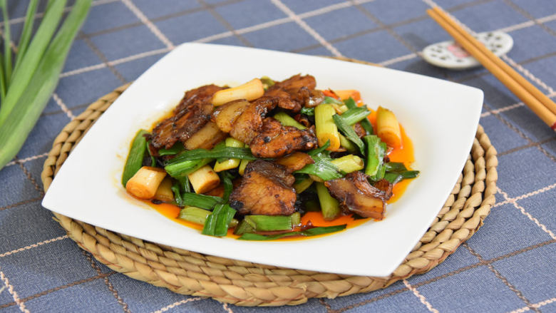 咸鲜美味,肥而不腻,快手又开胃的回锅肉,滋味醇厚,浓郁鲜香,闻到就想吃的一道菜。