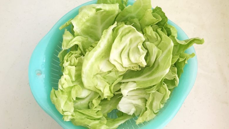 美味苏合汤,把甘蓝剥开,清洗干净