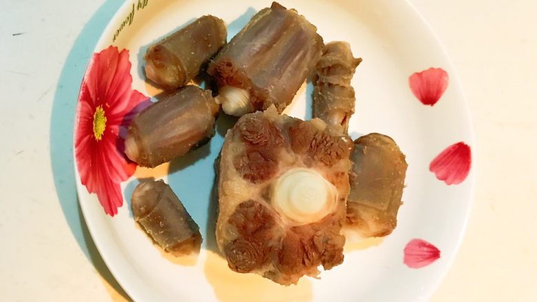 美味苏合汤,把焯好的牛尾捞出来,用温水清洗干净