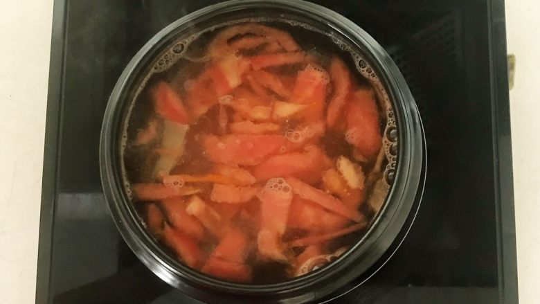 美味苏合汤,加入番茄,烧开后煨制10分钟