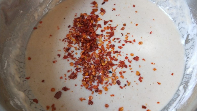 香炸小河虾,加入1克<a style='color:red;display:inline-block;' href='/shicai/ 761'>辣椒粉</a>,微辣。