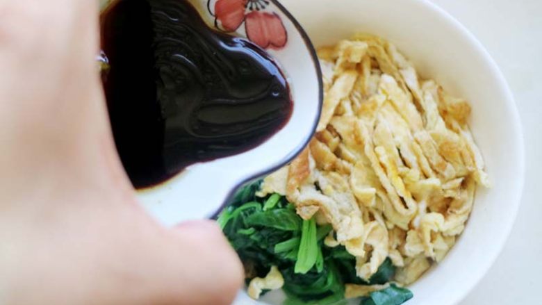凉拌菠菜蛋条,将盐、糖、醋、生抽、芝麻油盐倒入碗中,将所有调料,调好汁倒入装菠菜和鸡蛋的碗中进行搅拌,撒上白芝麻。